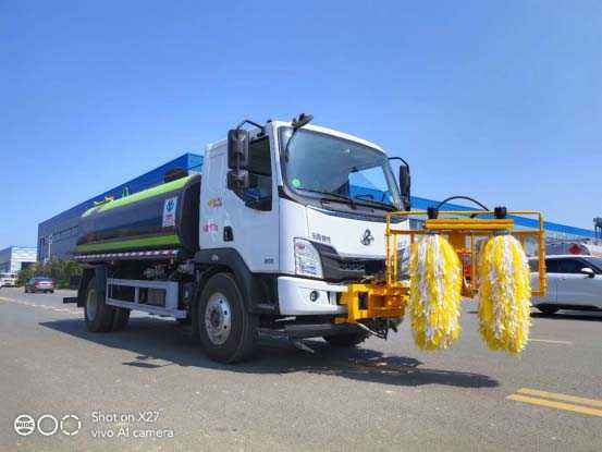 加裝前置高速護欄清洗機